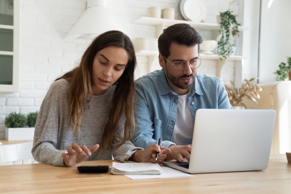 Pareja consultando ayudas para la compra de vivienda