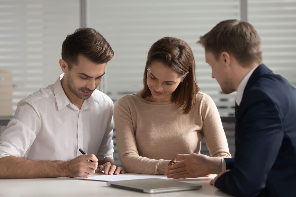 Pareja firmando en el notario